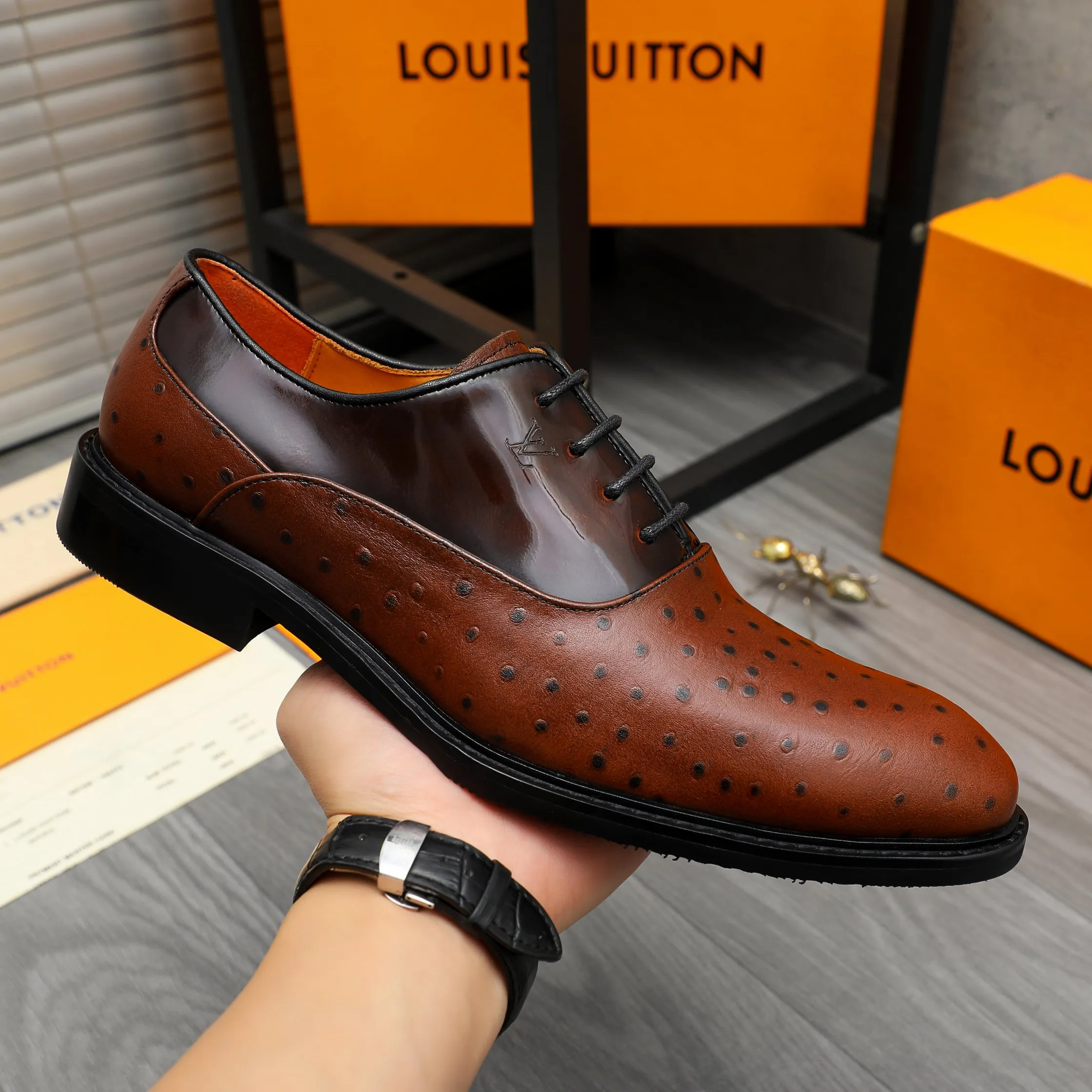 Men's shoes 💰p460 Product trademark: LV (Louis Vuitton) business lace-up formal leather shoes. Regular size: 39-44 (38.45 custom-made, non-refundable) Product materials: Selected high-quality ostrich pattern cowhide spliced ​​with pearlescent cowhide upper, cowhide lining, original rubber outsole